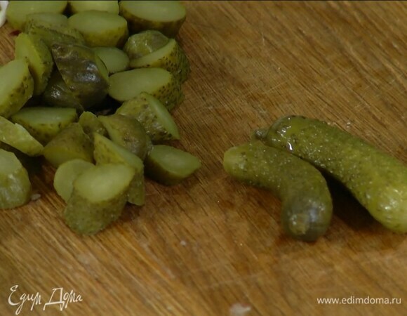 Маринованные огурцы нарезать кружками.