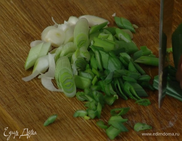 Зеленый лук тонко порезать наискосок.