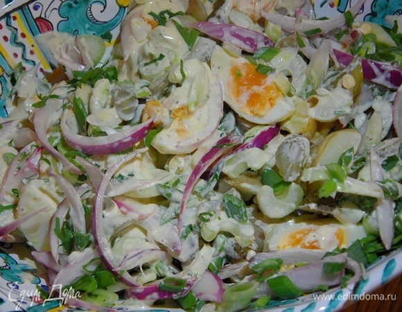 В глубокое блюдо выложить нарезанные овощи и яйца, смазать майонезом, посыпать замаринованным луком и измельченной зеленью.
