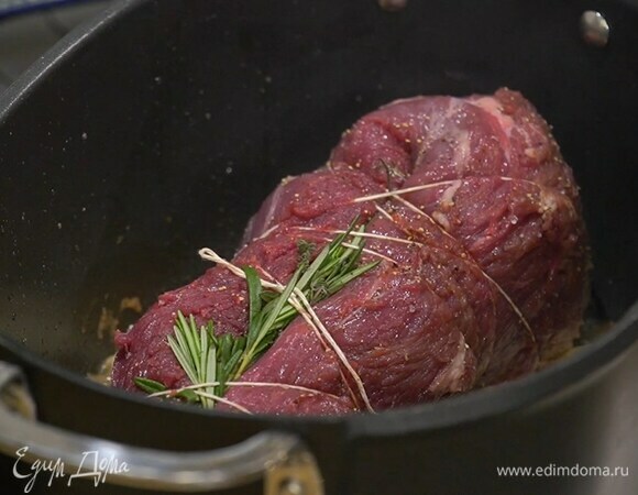 Разогреть в тяжелом сотейнике сливочное и оливковое масло, выложить мясо и на большом огне обжарить со всех сторон.