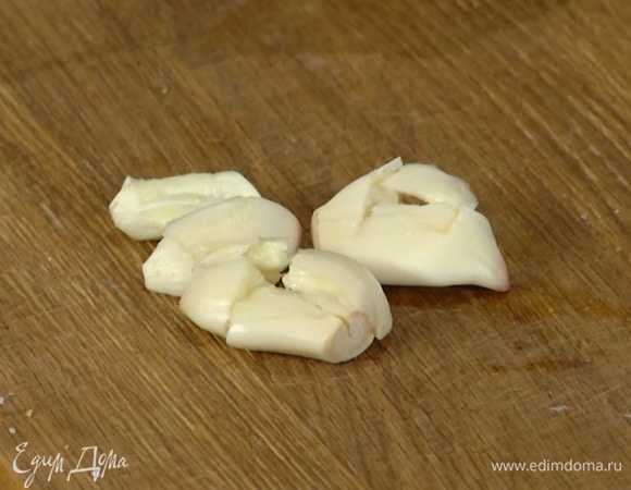 Чеснок почистить, раздавить плоской стороной ножа, выложить к мясу и еще немного все обжарить.