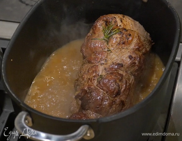 Уменьшить огонь, влить горячий бульон и довести его до кипения (можно немного уварить), затем накрыть сотейник бумагой для выпечки, а сверху крышкой.