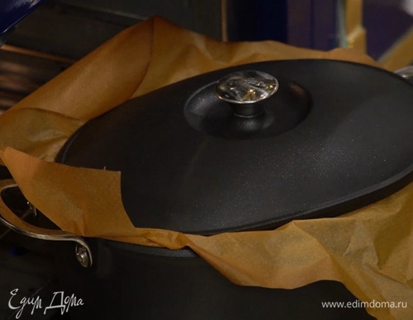 Отправить мясо в разогретую духовку на час, затем понизить температуру до 170°С и запекать еще час.