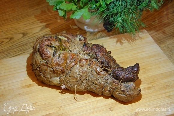 Готовое мясо выложить на деревянную доску и дать отдохнуть.