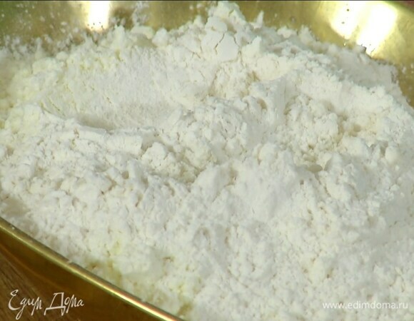Перемешать 360 г муки с дрожжами, сухим молоком и солью.
