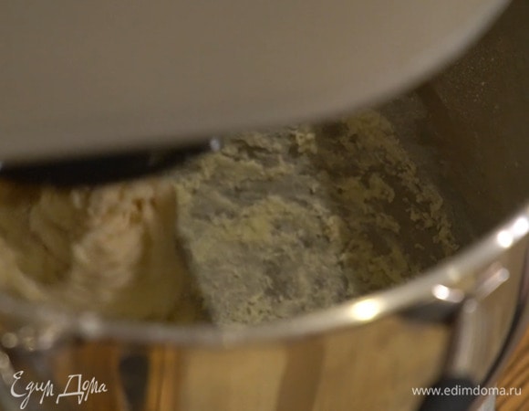 В чашу комбайна всыпать муку с дрожжами и сухим молоком, добавить яйцо, 40 г сахара, влить сливки, молоко и вымешивать все крюком для теста 5–6 минут.