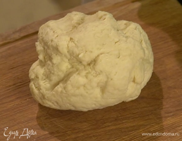 Сформировать из теста шар, выложить в смазанную сливочным маслом миску и накрыть смоченным в горячей воде и отжатым полотенцем.