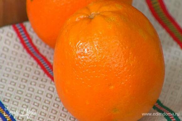Цедру апельсина нарезать маленькими кусочками, замочить в роме и дать постоять, затем ром слить, замочить в нем вишню, дать постоять и слить.