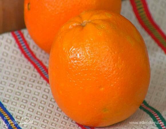 Цедру апельсина нарезать маленькими кусочками, замочить в роме и дать постоять, затем ром слить, замочить в нем вишню, дать постоять и слить.