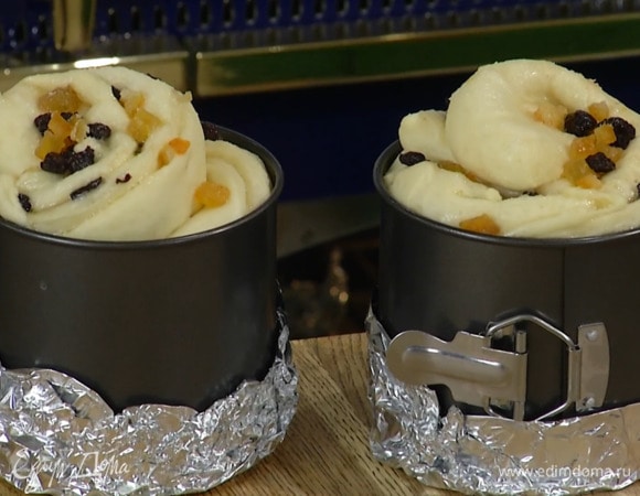 Формы смазать оставшимся сливочным маслом, выложить куличи и оставить в теплом месте для расстойки примерно на час.