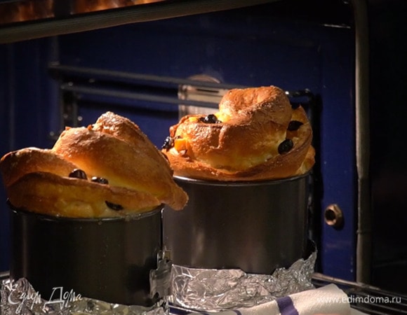 Духовку разогреть до 175°С в режиме «горячий воздух» и выпекать куличи 35–45 минут, затем вынуть из форм, посыпать сахарной пудрой и украсить пасхальным декором.