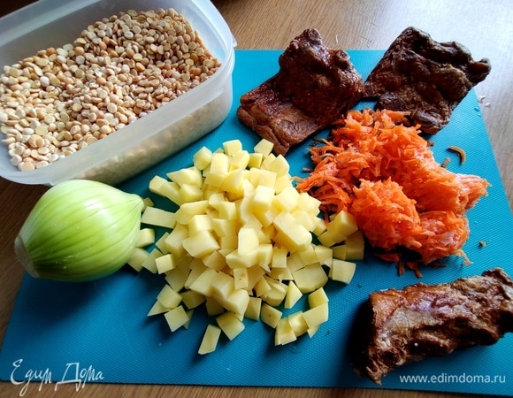 Подготовить овощи. Морковь беру из заморозки, мы заготавливаем сразу несколько пакетов через электромясорубку, очень удобно.