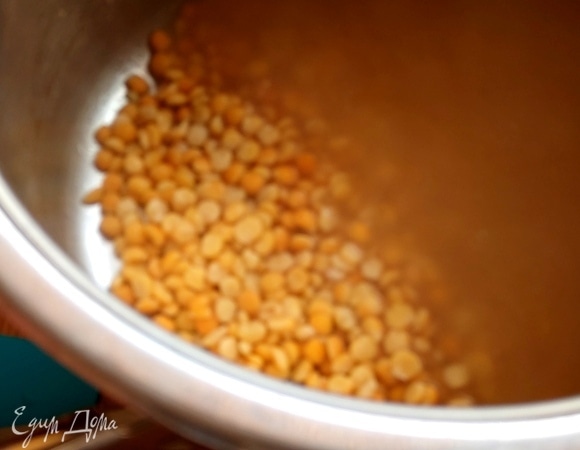 Через полчаса ребрышки вынуть, бульон процедить (вышло 0,5 л) и отправить в него горох.