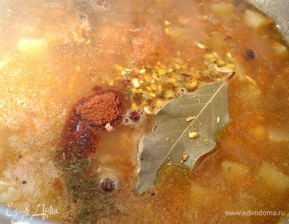 Долить воду и высыпать специи.