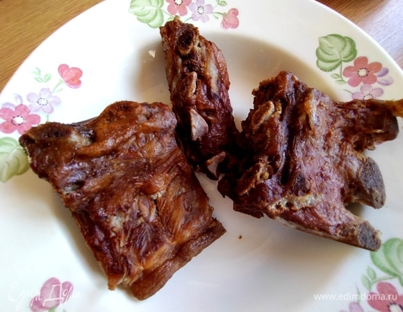 С ребрышек снимаем мясо и отправляем в суп.