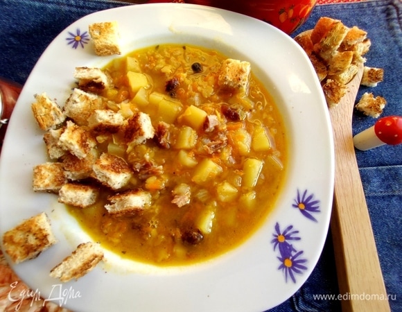 Посыпаем сухарики каждому в тарелочку.