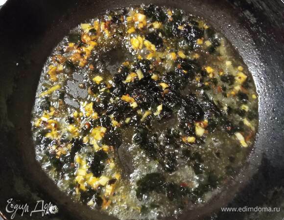 В сковороду вливаем полчашки воды из-под спагетти, руками разминаем чипсы нори и добавляем их в сковороду. Обжариваем 2 минуты. Добавляем бульон даси.
