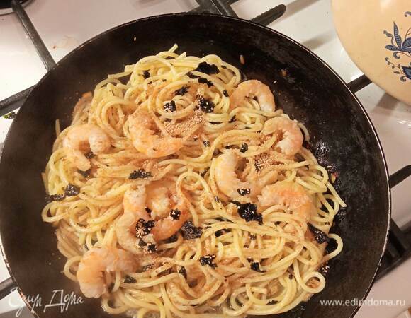 В сковороду выкладываем спагетти и креветки. Перемешиваем. Прогреваем в соусе пару минут.