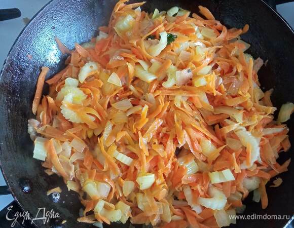 Лук мелко шинкуем, морковь натираем на крупной терке. Сельдерей режем тонкими пластинками. На сухой сковороде обжариваем семена фенхеля 1 минуту. Добавляем 1 ст. л. растительного масла, прогреваем, добавляем лук. Обжариваем 2 минуты, добавляем морковь и 1/3 сельдерея. Обжариваем на среднем огне 4–5 минут.