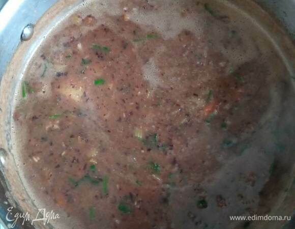 Возвращаем на плиту кастрюлю с супом-пюре, добавляем в него картофель и сельдерей. Доводим до кипения и варим на среднем огне до готовности картофеля. Солим по вкусу. Добавляем мелко порезанную петрушку. Прогреваем 1 минуту. Суп готов.