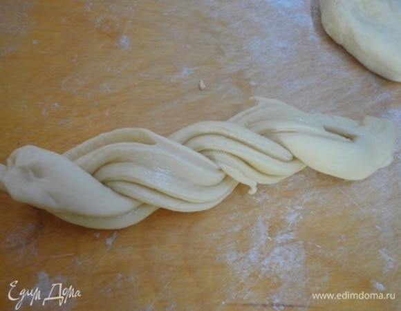 Разрезаем рулет пополам, перекручиваем между собой две половинки.