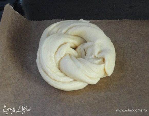 Соединяем в кольцо, концы скрепляем.