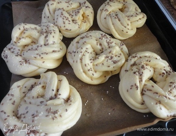 Оставляем заготовки на 40 минут в теплом месте, затем обмазываем молоком и посыпаем кунжутом. Я еще добавила семена льна.