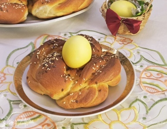 Выпекаем при 180°C 15–20 минут до золотистого цвета, кладем в каждое колечко крашеное яйцо и подаем к столу. Приятного аппетита!