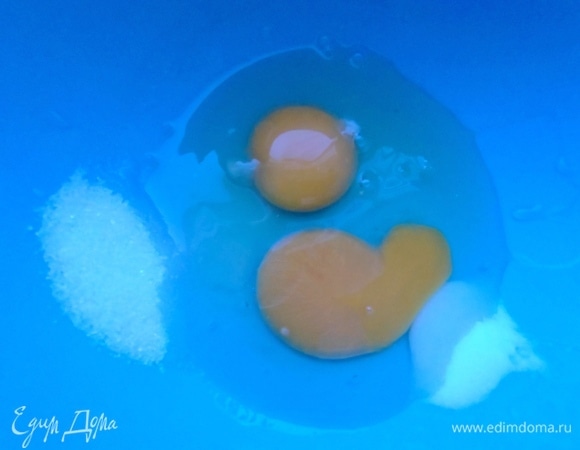 Яйца смешать с сахаром, солью, ванильным сахаром.