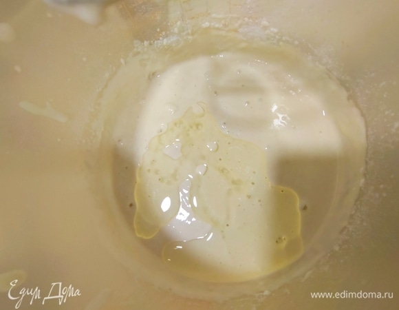 Влить растительное масло.