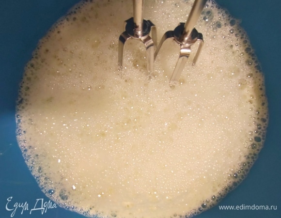 В яичную смесь влить кипяток тонкой струйкой и взбивать, пена увеличится в 2–3 раза.