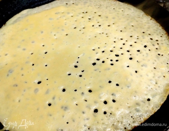 Жидкое тесто наливать поварешкой на горячую смазанную блинную сковороду диаметром 28 см.