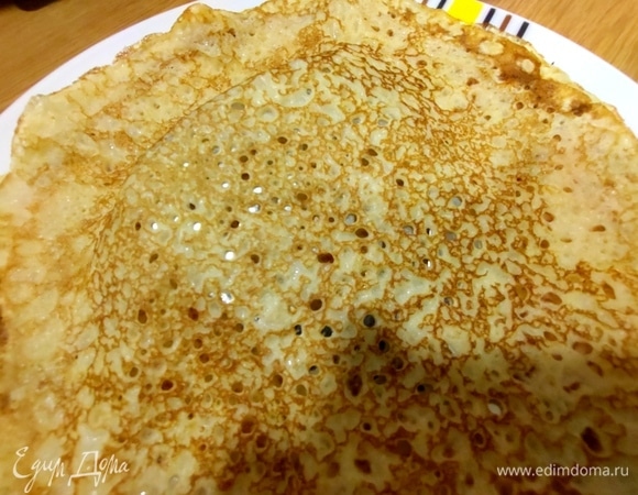 Тесто хорошо растекается тонким слоем в дырочку.