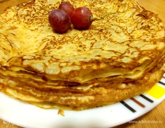 Жарим горку блинов с хрустящими краешками. Маслом смазываем в зависимости от сковороды.