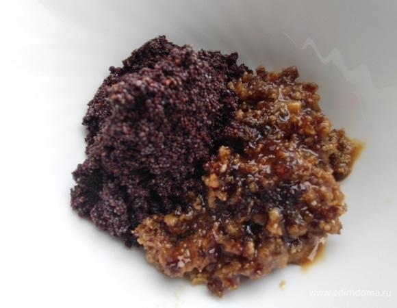 Для начинки запарить мак на пару часов, процедить, смешать с густым вареньем.