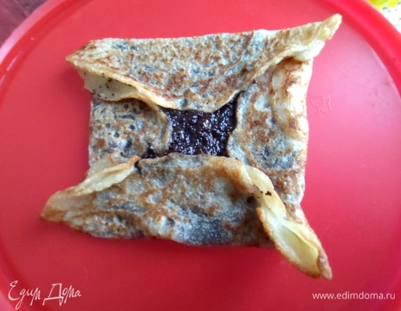 Можно положить ложку начинки в центр блина и свернуть конвертиком.