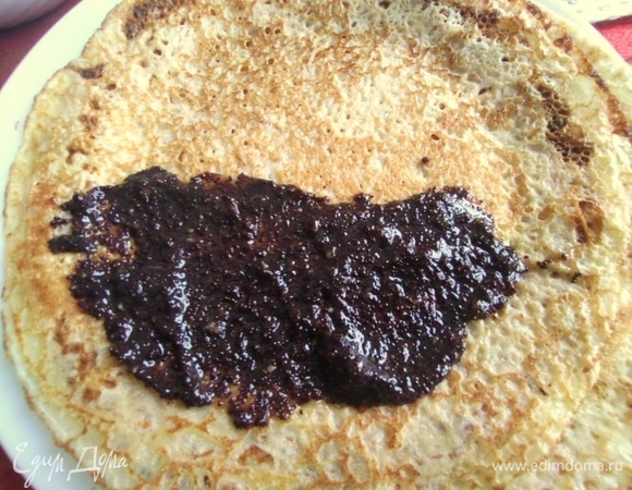 Или наносим начинку на половину блина.