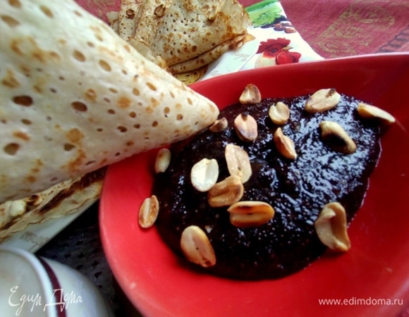 Если лень смазывать каждый блин, можно просто макать блин в маковую начинку.