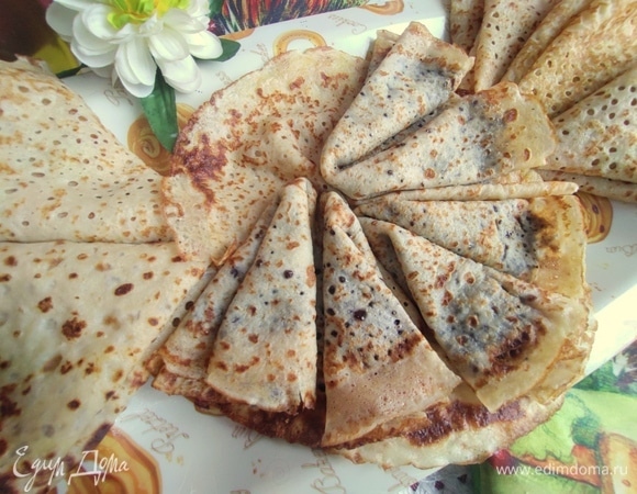 Подаем блины на общем блюде или подносе.