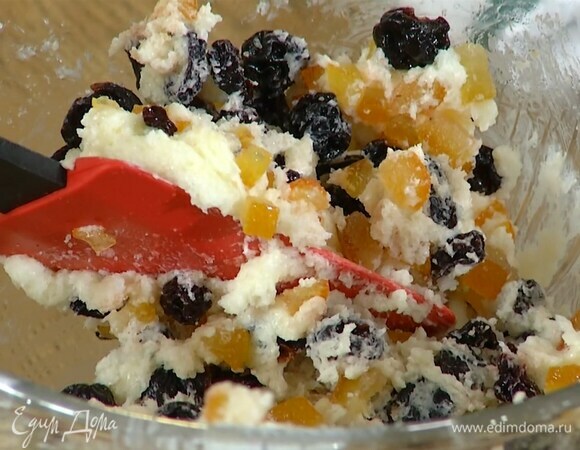 В глубокую миску поместить 140 г сахара, 140 г предварительно размягченного сливочного масла и размять лопаткой, затем добавить цедру апельсина и вишню, все перемешать.