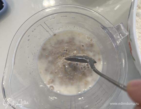 Подогрейте молоко до 37–40°C (оно должно быть немного теплым на ощупь). Добавьте в молоко пару чайных ложек сахара из общего количества и дрожжи. Размешайте и оставьте на 10 минут.