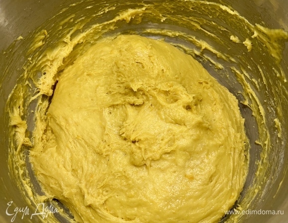 Далее тесто следует хорошо вымесить. Оно получается липкое, но по мере вымешивания становится более гладким, начинает отходить от стенок посуды. Руки можно периодически смазывать растительным маслом. Желательно не добавлять муку дополнительно, но если тесто кажется очень жидким, можно добавить муку (буквально не более 1–2 столовых ложек). Вымешивать тесто необходимо не менее 15 минут.