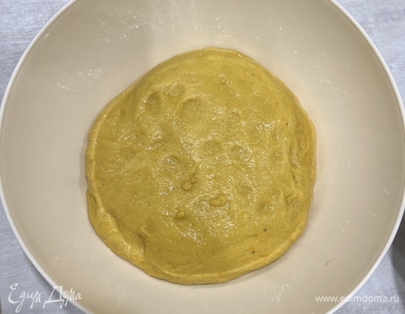 Переложите тесто в смазанную растительным маслом емкость. Накройте емкость крышкой или пленкой и оставьте подниматься в теплом месте. Хорошо для этого поставить тесто в духовку или микроволновку с оставленной внутри кружкой кипятка.