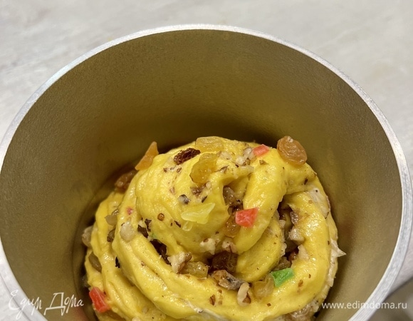 Каждый рулет разрежьте вдоль посередине ножом. Длинную часть заверните разрезом наружу, формируя клубок. Для верхушки кулича постарайтесь сформировать красивый завиток и перенести получившийся клубок в форму. Из указанного количества получается примерно 4–5 куличей в форме диаметром 12–14 см. Тесто должно заполнить треть формы.