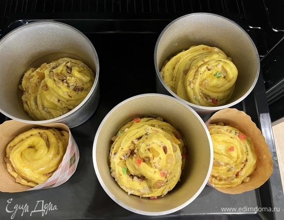 Накройте формы пленкой и оставьте на 40–60 минут в теплом месте. Куличи должны хорошо подняться.