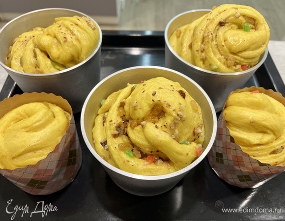 Прогрейте духовку до 170–180°C в режиме «верх-низ». Отправьте куличи в духовку. Время выпекания — около 40–45 минут.