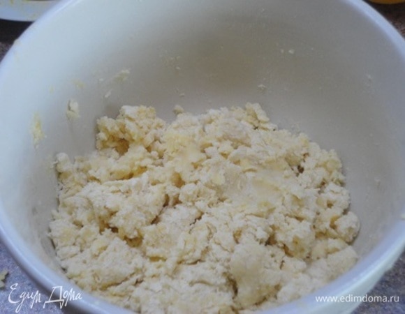 Добавляем желтки и быстро замешиваем тесто. Отправляем его в холодильник на 1 час.