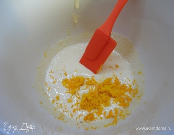 За это время можно приготовить крем. Для этого снимаем цедру с апельсина и выжимаем сок. Апельсин (или апельсины) должен быть таким, чтобы можно было выжать 100 мл сока. Переливаем сок в кастрюлю. Доводим на среднем огне практически до кипения. В отдельной емкости смешиваем желтки, сахар, лимонную цедру, крахмал (1 ст. л. с верхом) и щепотку соли. Взбиваем венчиком или вилкой до светлой массы.