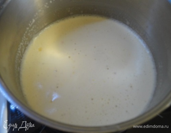 Тонкой струей вливаем взбитые желтки в сок, постоянно помешивая. Ставим эту смесь на огонь. Варим минут 5–10 до густой консистенции, при этом постоянно помешивая венчиком.