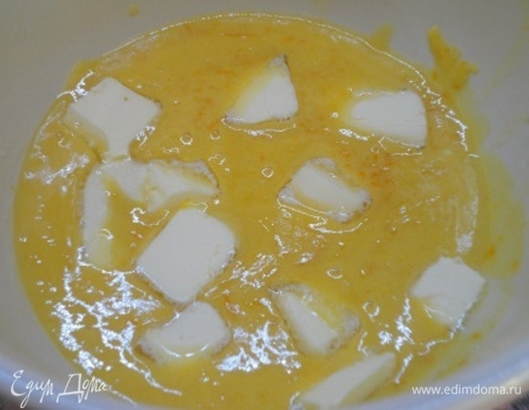 Снимаем кастрюлю с огня, добавляем нарезанное кубиками масло, перемешиваем до однородности. Крем охлаждаем, накрыв пищевой пленкой в контакт.